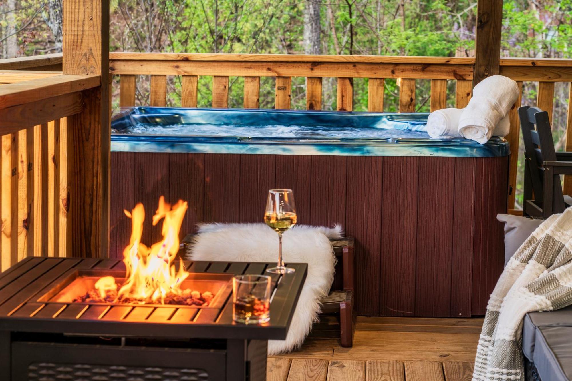 Mountainscape - Brand New Cabin W Views - Hottub - Firetable - Ps5 - Pooltable - 3 Pools ガトリンバーグ エクステリア 写真
