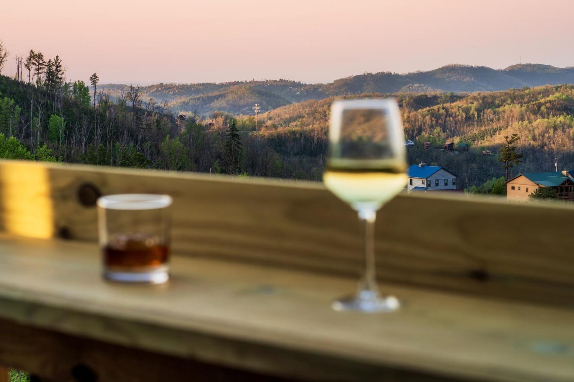 Mountainscape - Brand New Cabin W Views - Hottub - Firetable - Ps5 - Pooltable - 3 Pools ガトリンバーグ エクステリア 写真