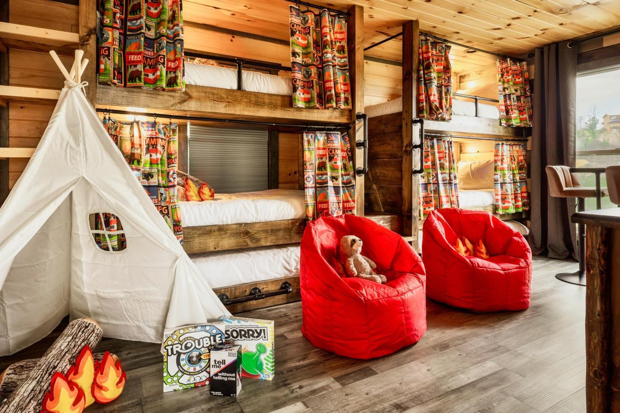 Mountainscape - Brand New Cabin W Views - Hottub - Firetable - Ps5 - Pooltable - 3 Pools ガトリンバーグ エクステリア 写真
