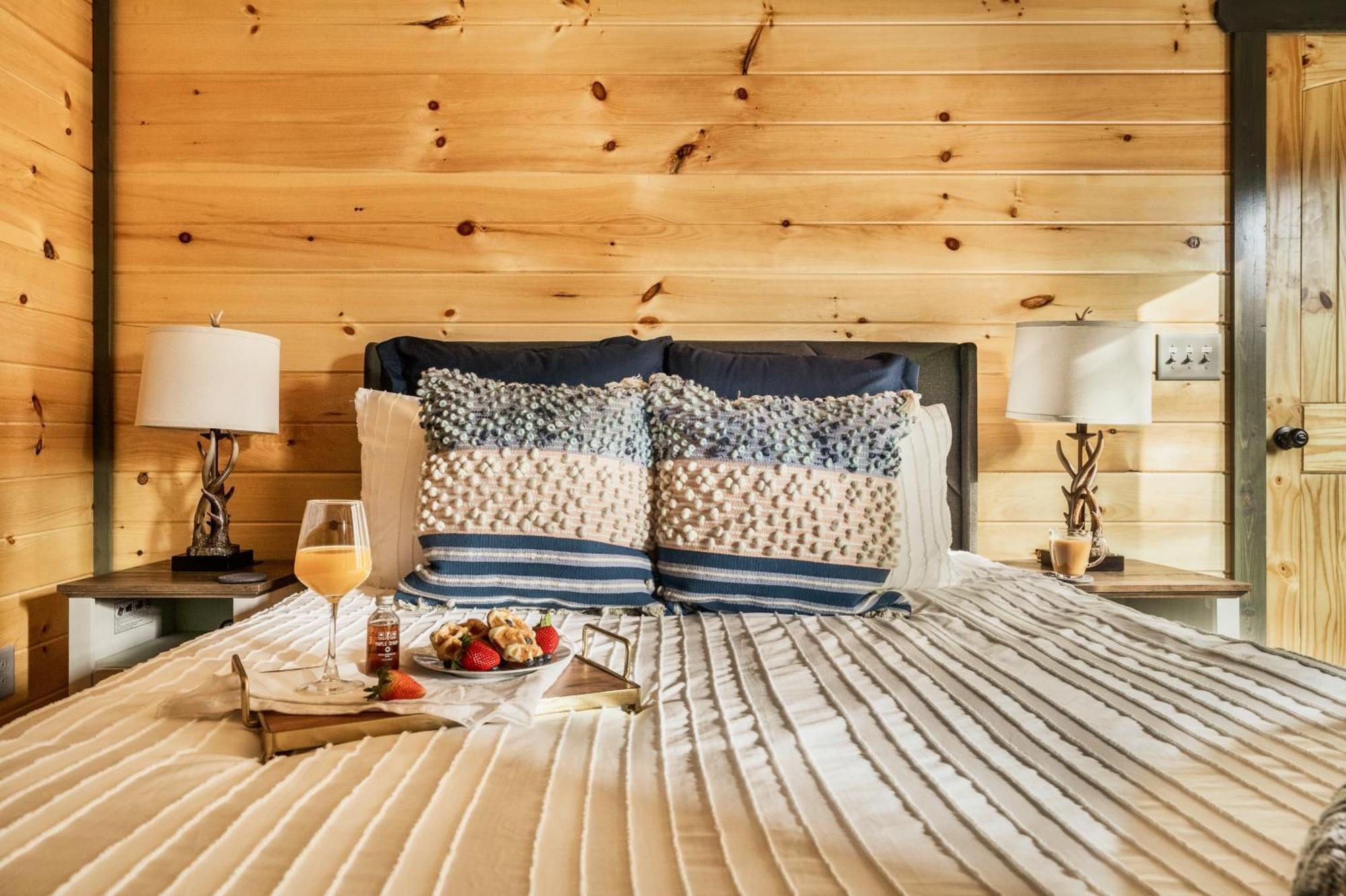 Mountainscape - Brand New Cabin W Views - Hottub - Firetable - Ps5 - Pooltable - 3 Pools ガトリンバーグ エクステリア 写真